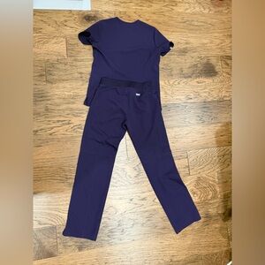 Figs purple scrub set